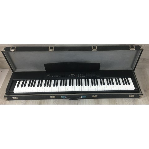 Yamaha P-80 con custodia