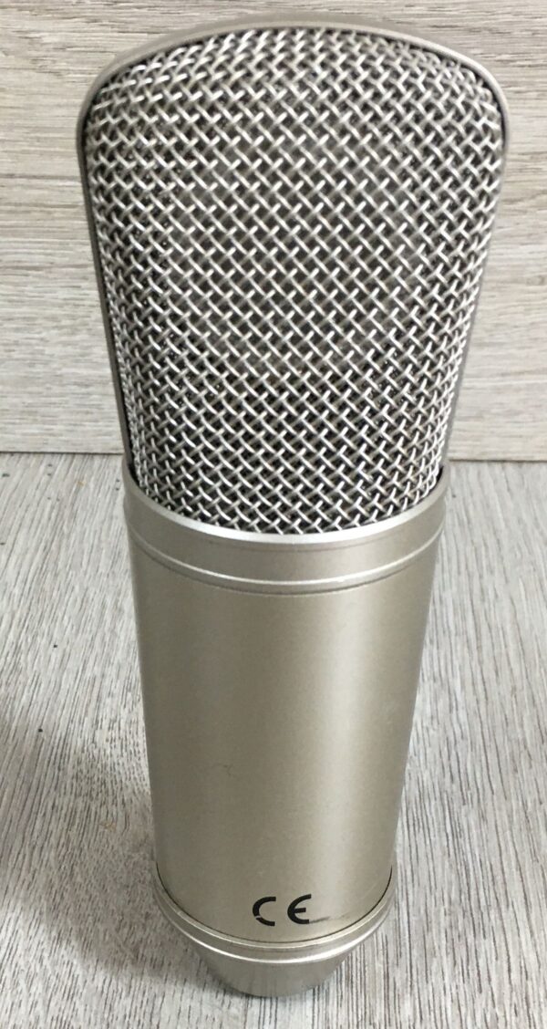Behringer B-1