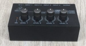 Behringer MX400 mixer
