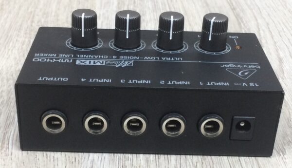 Behringer MX400 mixer