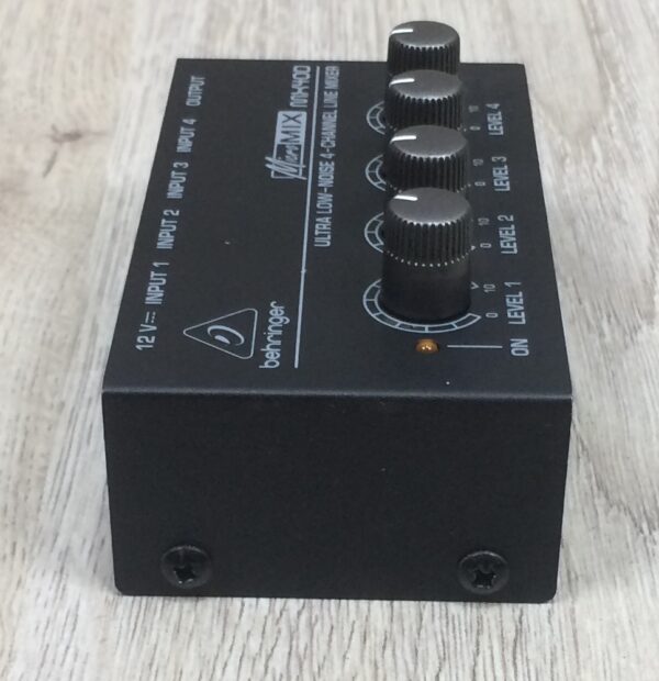 Behringer MX400 mixer