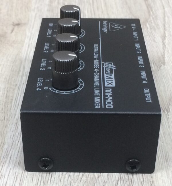 Behringer MX400 mixer