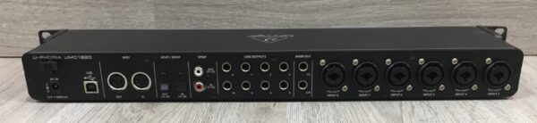 Behringer U-phoria UMC 1820