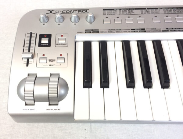 Behringer UMX25