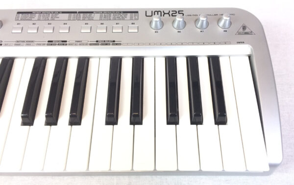 Behringer UMX25