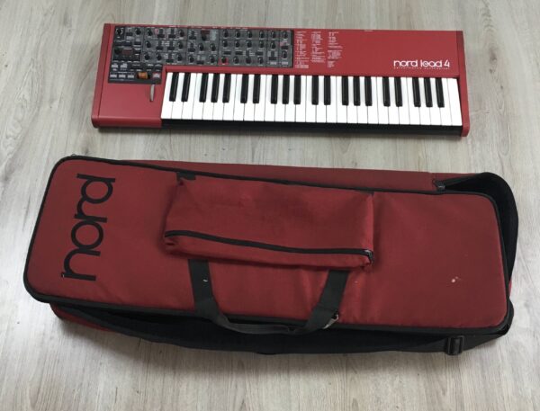 Clavia Nord Lead 4 + custodia