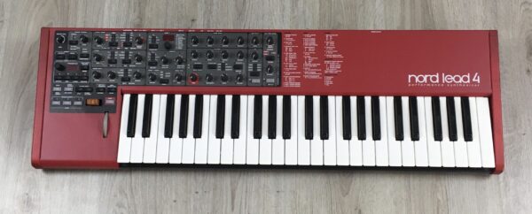Clavia Nord Lead 4 + custodia
