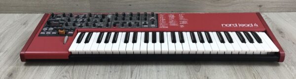 Clavia Nord Lead 4 + custodia