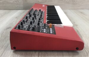 Clavia Nord Lead 4 + custodia