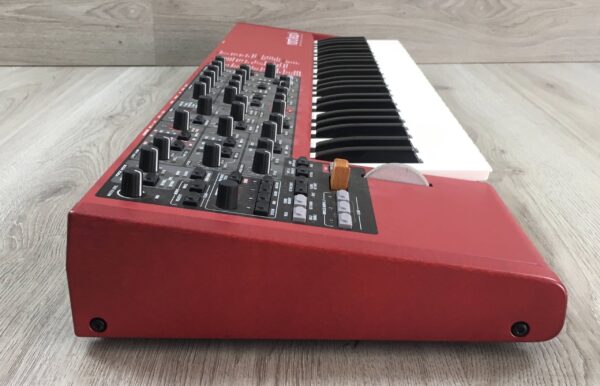 Clavia Nord Lead 4 + custodia