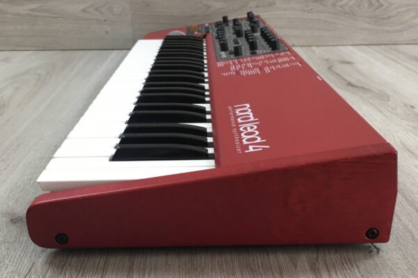 Clavia Nord Lead 4 + custodia
