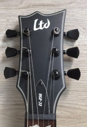 ESP LTD EC-256 black satin con custodia rigida