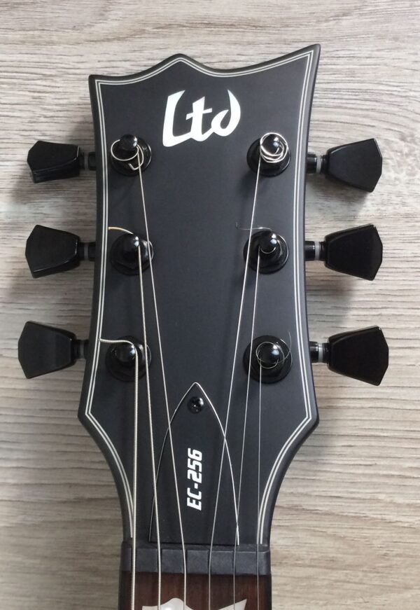 ESP LTD EC-256 black satin con custodia rigida