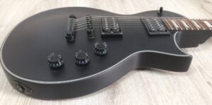 ESP LTD EC-256 black satin con custodia rigida