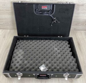 Gator GW-GIGBOXJR Portapedali e reggi chitarra triplo