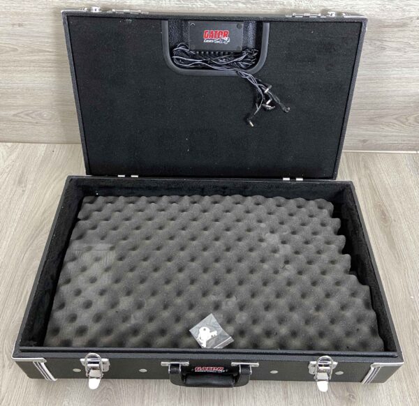Gator GW-GIGBOXJR Portapedali e reggi chitarra triplo