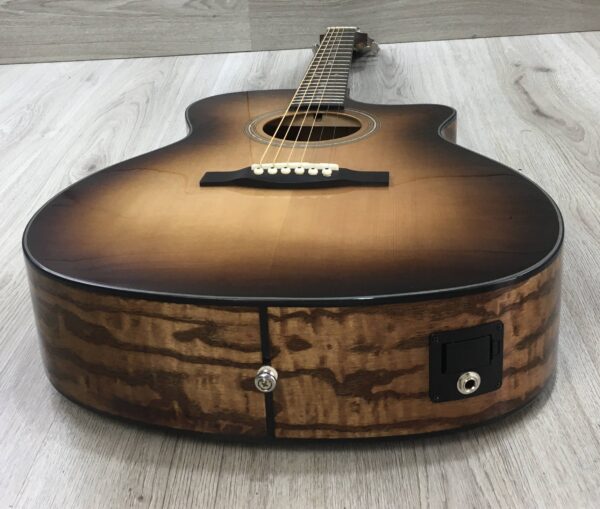 Guild OM-260CE Deluxe Burl