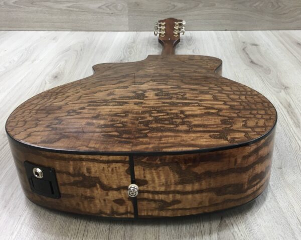Guild OM-260CE Deluxe Burl