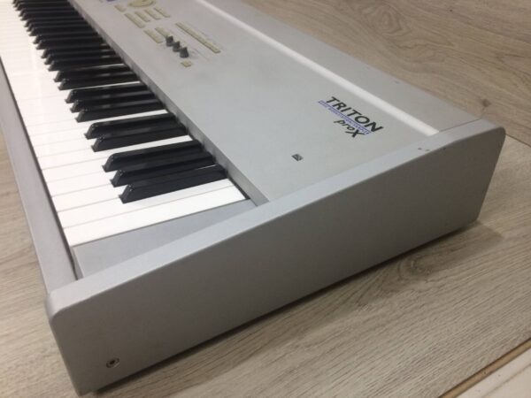 Korg Triton ProX con flight