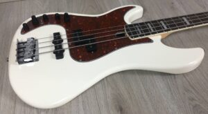 Marcus Miller P7 Antique White Blonde Left