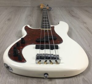 Marcus Miller P7 Antique White Blonde Left