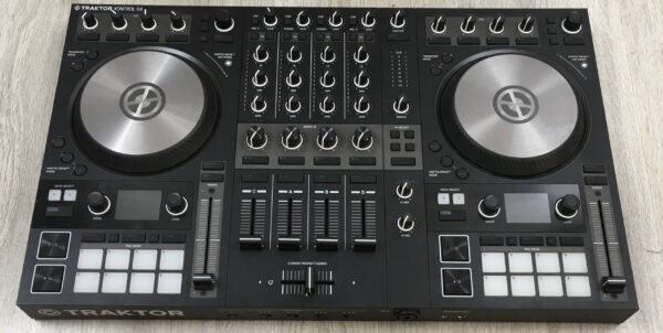 Native Instruments Traktor Kontrol S4 MK3
